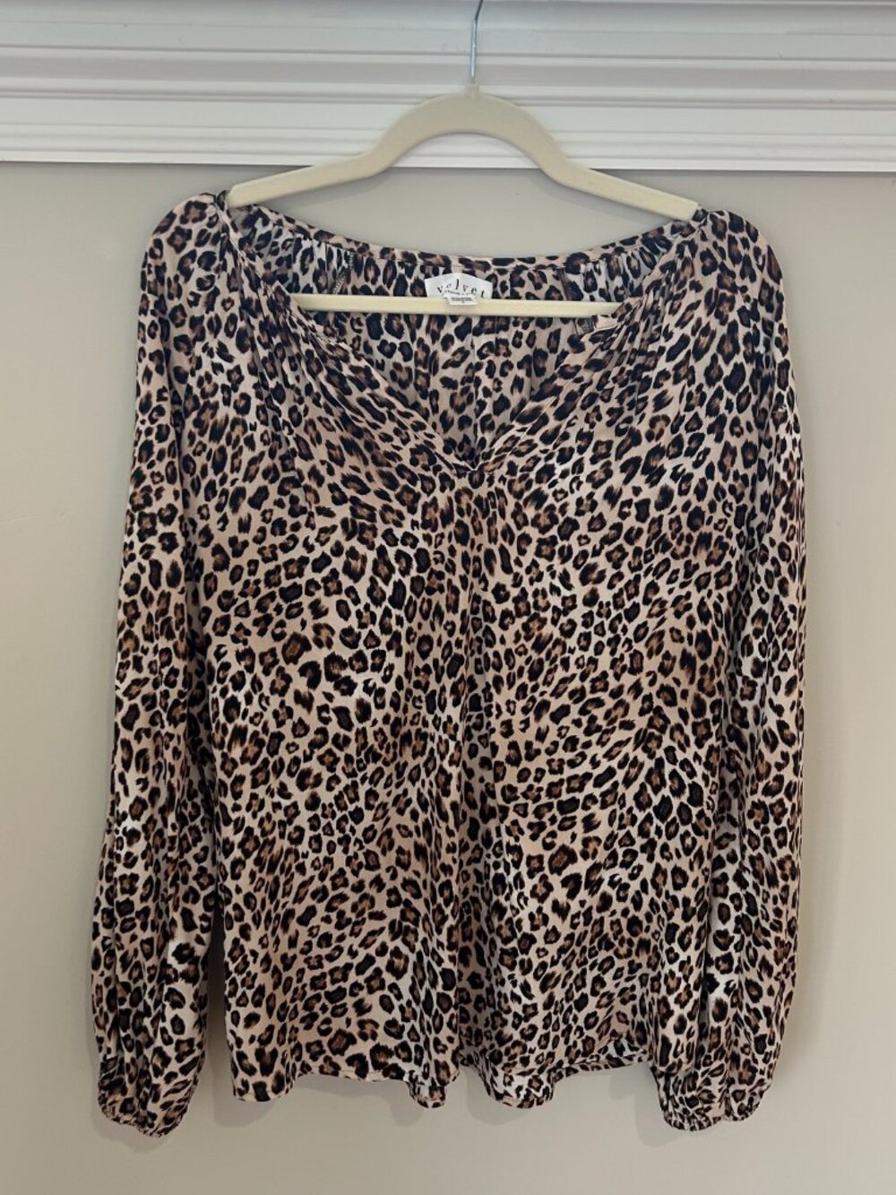 🐆Velvet by Graham & Spencer Leopard Print V-Neck Blouse Top Size Small EUC🐆